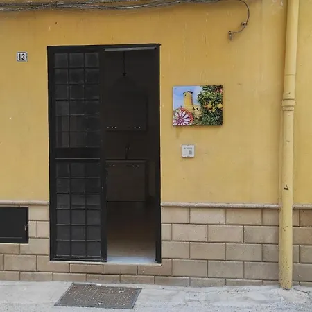 Via Re Federico 13 *